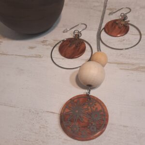 collier rond en bois - univers – bijou artisanal léger et élégant