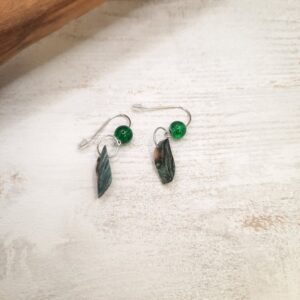 Boucles d’oreilles Petites flammes en bois stabilisé – Bijou artisanal .