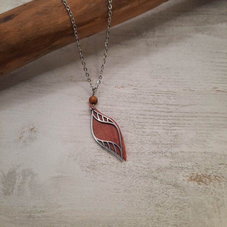 Collier en bois Elégance - Bijou artisanal sur commande – Image 3