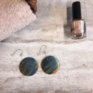 Grandes boucles d’oreilles Cosmos, planète en bois stabilisé – Bijou artisanal sur commande, léger et inspiré du vivant